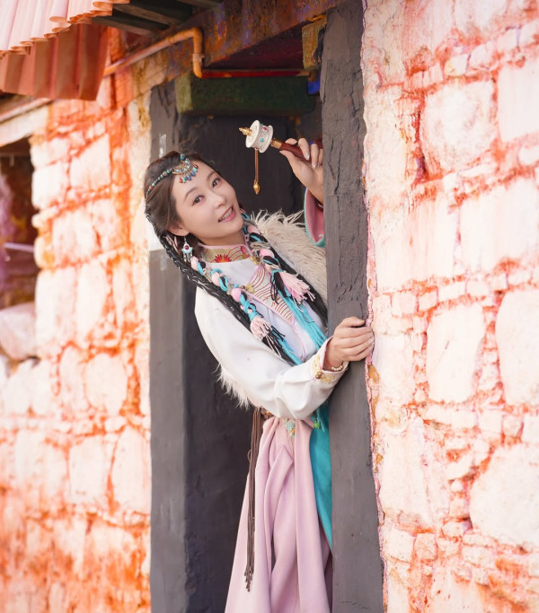 楊卓娜巴黎瘋狂買袋入VIP房罕有炫富!三大高奢品牌手袋任揀場面超誇張