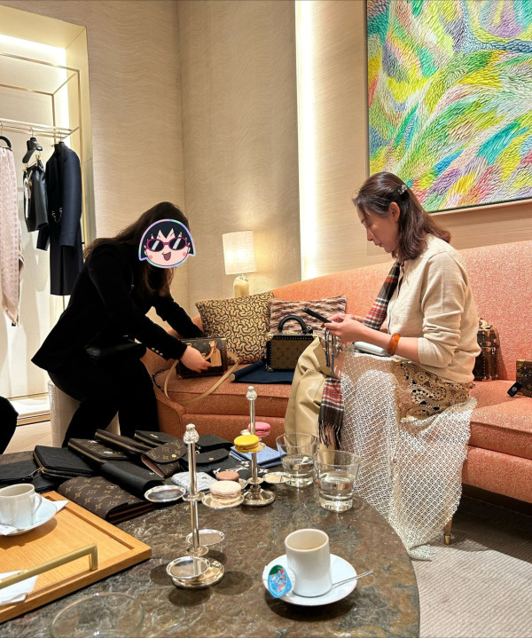 楊卓娜巴黎瘋狂買袋入VIP房罕有炫富!三大高奢品牌手袋任揀場面超誇張