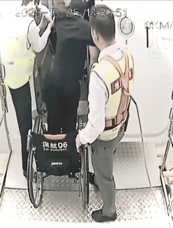 鄭智化「連滾帶爬」翻版？ 男子帶坐輪椅九旬母搭高鐵 批深圳北站服務差 