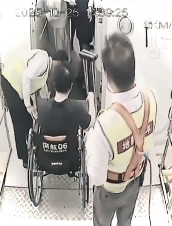 鄭智化「連滾帶爬」翻版？ 男子帶坐輪椅九旬母搭高鐵 批深圳北站服務差 