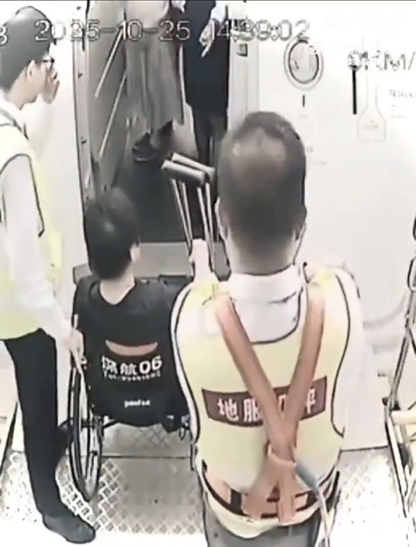 鄭智化「連滾帶爬」翻版？ 男子帶坐輪椅九旬母搭高鐵 批深圳北站服務差 