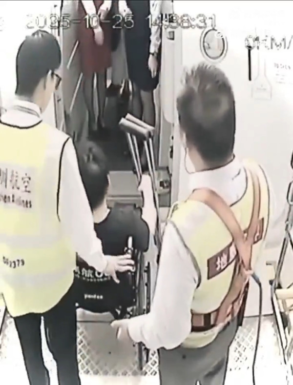 鄭智化「連滾帶爬」翻版？ 男子帶坐輪椅九旬母搭高鐵 批深圳北站服務差 