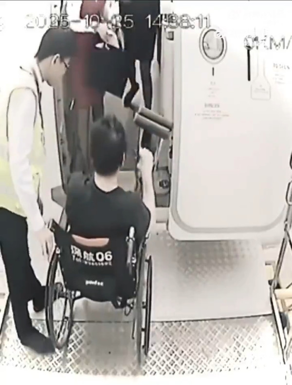 鄭智化「連滾帶爬」翻版？ 男子帶坐輪椅九旬母搭高鐵 批深圳北站服務差 