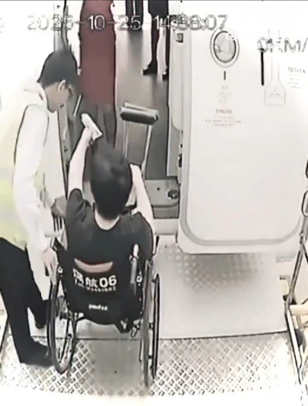 鄭智化「連滾帶爬」翻版？ 男子帶坐輪椅九旬母搭高鐵 批深圳北站服務差 