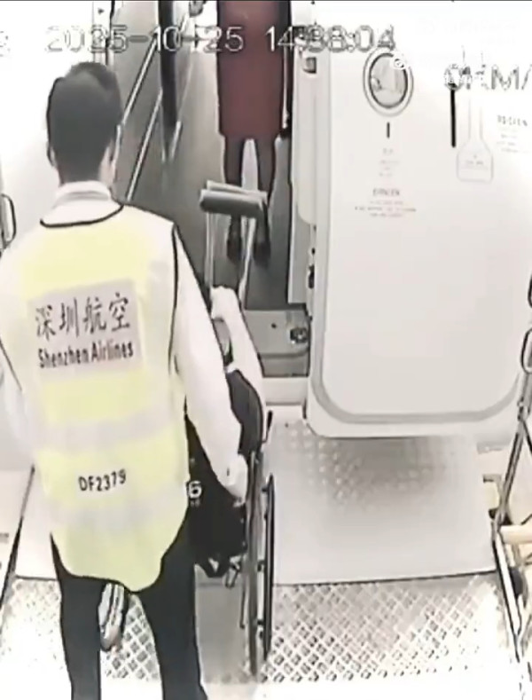 鄭智化「連滾帶爬」翻版？ 男子帶坐輪椅九旬母搭高鐵 批深圳北站服務差 