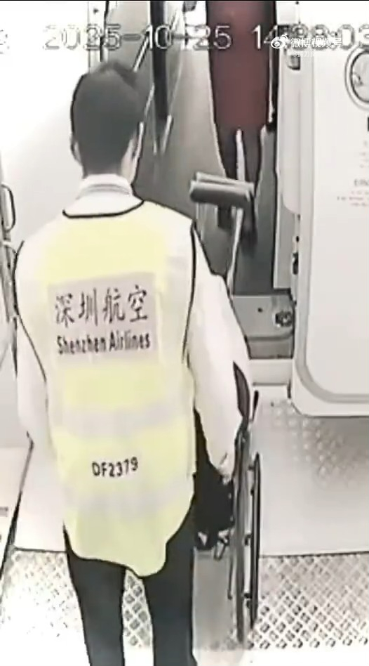 鄭智化「連滾帶爬」翻版？ 男子帶坐輪椅九旬母搭高鐵 批深圳北站服務差 
