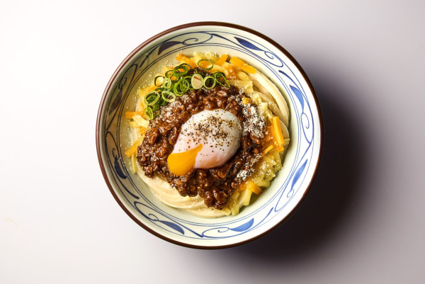 丸亀製麵秋冬限定登場！溫泉蛋芝士肉醬拌烏冬 以五重層次 綿密卡邦尼醬 / 全豬肉製博洛尼亞肉醬 / 多重芝士及温泉蛋