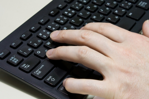 鍵盤冷知識!F鍵、J鍵神秘凸起橫線真實用途曝光?網民:10幾年都冇發現有用