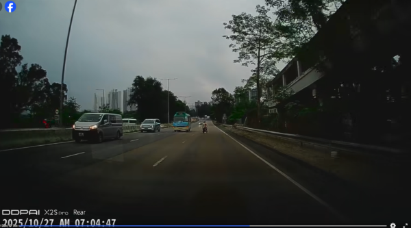 車cam直擊｜電動單車再亂闖公路 穿插三線逆行險迎頭相撞 網民驚訝：呢個真心癲