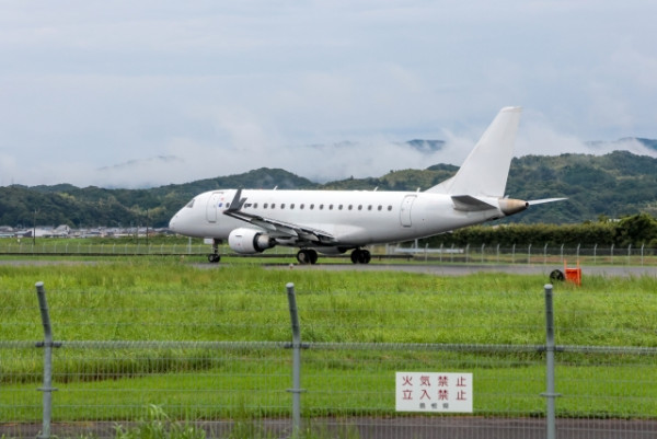 飛機窗戶現「迷你圓孔」有何作用?航空公司揭設計用途:是救命關鍵