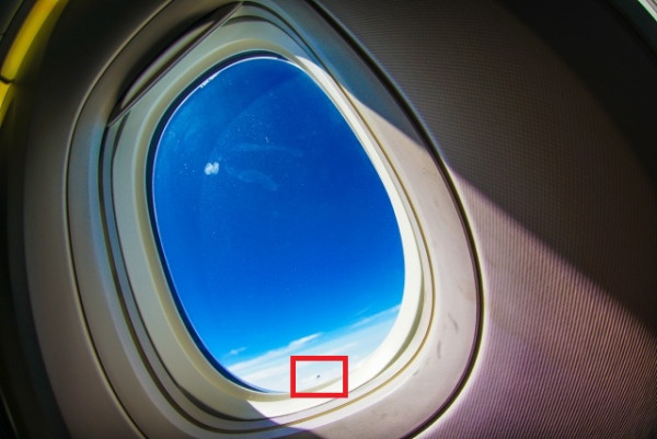 飛機窗戶現「迷你圓孔」有何作用?航空公司揭設計用途:是救命關鍵