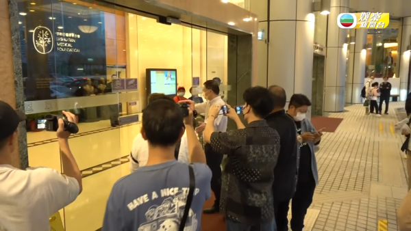 許紹雄驚傳病危眾藝人趕赴醫院探望 黃子華逗留25分鐘神情落寞