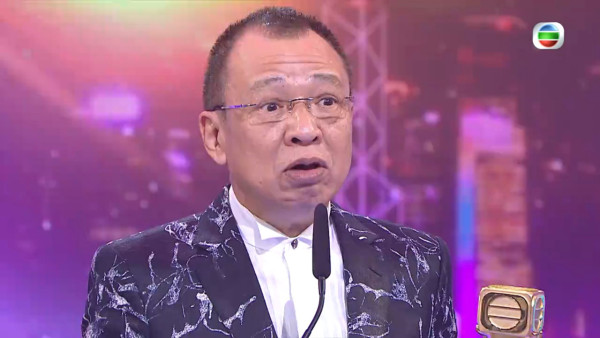 許紹雄好演技連續三年台慶攞獎!12年前台上公開妙回「熄電視」行動贏全場掌聲