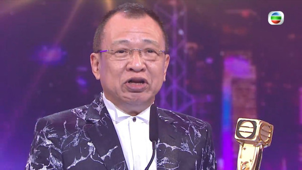 許紹雄好演技連續三年台慶攞獎!12年前台上公開妙回「熄電視」行動贏全場掌聲