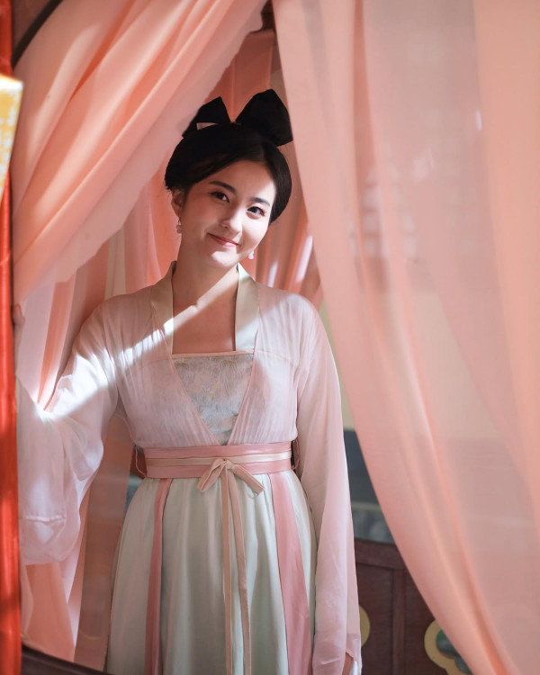 前TVB小花離巢後神隱兩年驚爆生B 無預警報喜IG晒一家三口抱B照