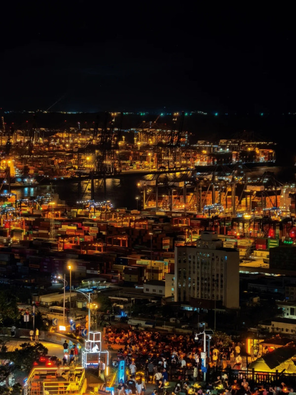 鹽田高級中學觀景台。圖片來源:小紅書@All is well 鹽田高級中學觀景台。圖片來源:小紅書@All is well