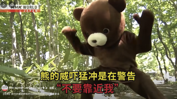 車cam直擊｜Tesla倒車竟變狂磨垃圾桶 司機要落車咁處理 網民熱議：個牌買番嚟架