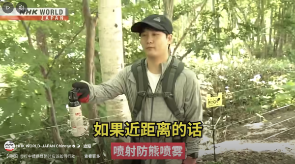 車cam直擊｜Tesla倒車竟變狂磨垃圾桶 司機要落車咁處理 網民熱議：個牌買番嚟架