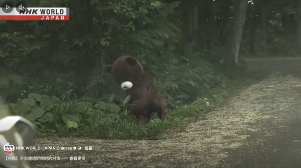 車cam直擊｜Tesla倒車竟變狂磨垃圾桶 司機要落車咁處理 網民熱議：個牌買番嚟架