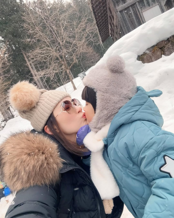 43歲索爆女藝人否認已退出娛樂圈 離巢7年榮升幸福媽媽罕有公開露面