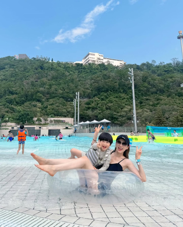 43歲索爆女藝人否認已退出娛樂圈 離巢7年榮升幸福媽媽罕有公開露面