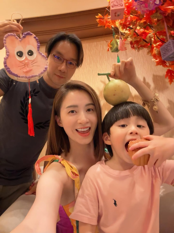 43歲索爆女藝人否認已退出娛樂圈 離巢7年榮升幸福媽媽罕有公開露面