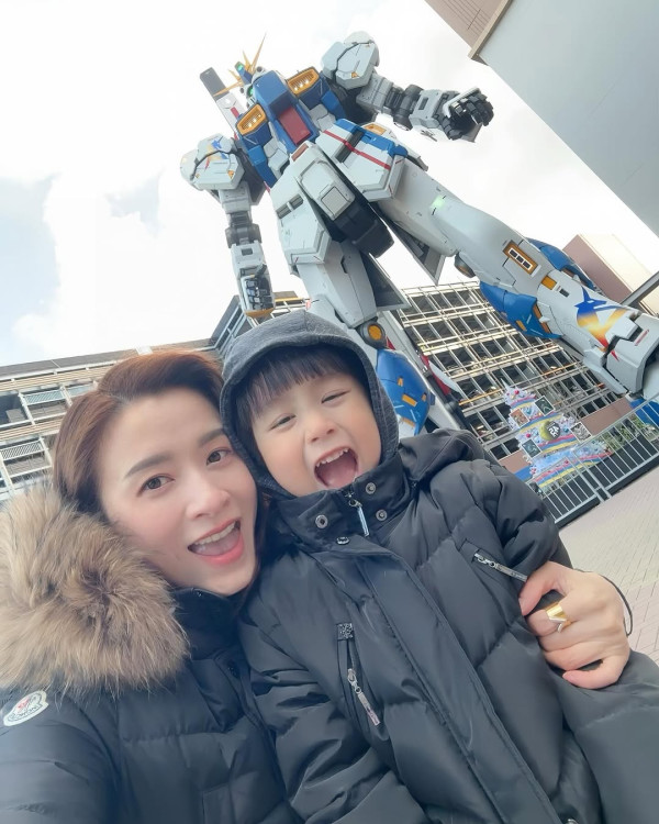 43歲索爆女藝人否認已退出娛樂圈 離巢7年榮升幸福媽媽罕有公開露面