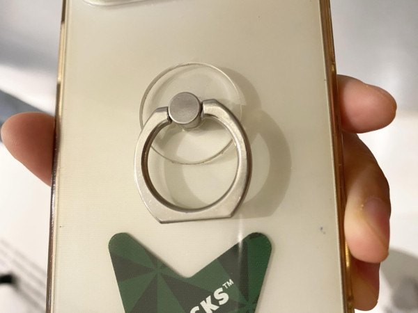 女子借用無線充電器被燙傷 手掌紅腫起水泡 疑機身一物熱到變「電磁爐」