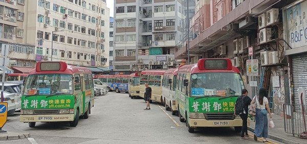 為促使小巴乘客佩戴安全帶，近年愈來愈多小巴司機在車上安裝相關監測機。