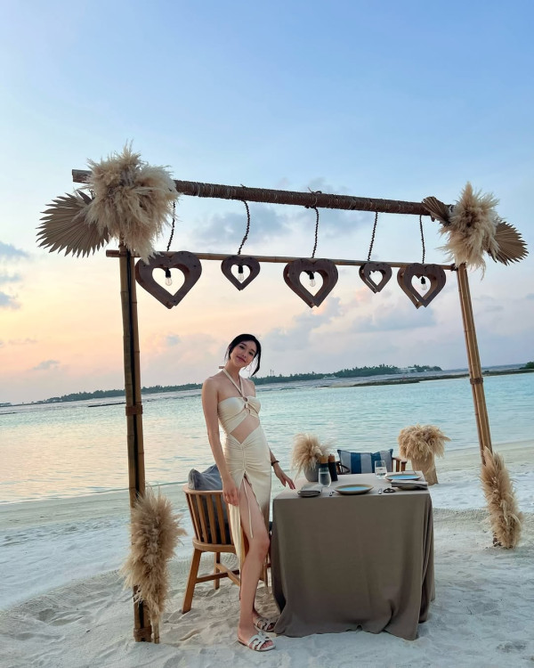 前TVB人妻曬日光浴泳衣移位險走光 低胸騷逆天長腿兩孩之母狀態驚人