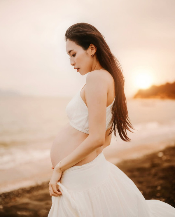 前TVB人妻曬日光浴泳衣移位險走光 低胸騷逆天長腿兩孩之母狀態驚人