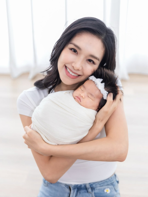 前TVB人妻曬日光浴泳衣移位險走光 低胸騷逆天長腿兩孩之母狀態驚人