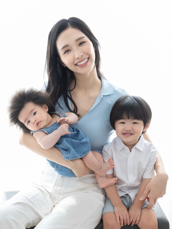 前TVB人妻曬日光浴泳衣移位險走光 低胸騷逆天長腿兩孩之母狀態驚人