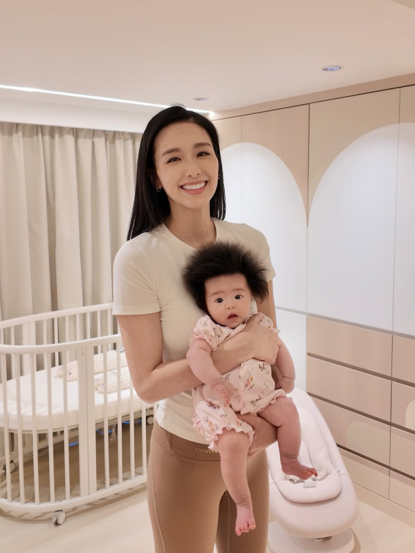 前TVB人妻曬日光浴泳衣移位險走光 低胸騷逆天長腿兩孩之母狀態驚人