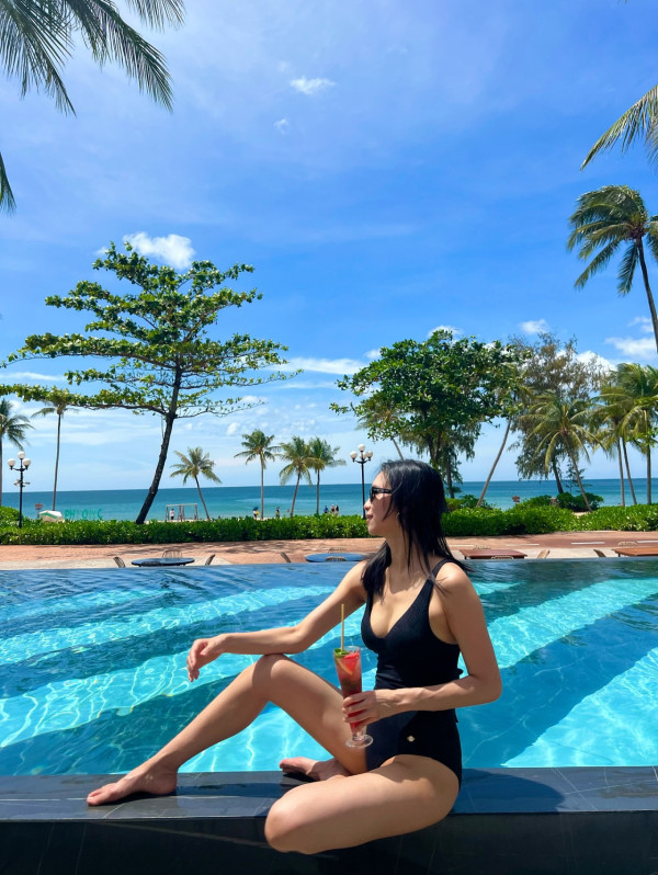 前TVB人妻曬日光浴泳衣移位險走光 低胸騷逆天長腿兩孩之母狀態驚人