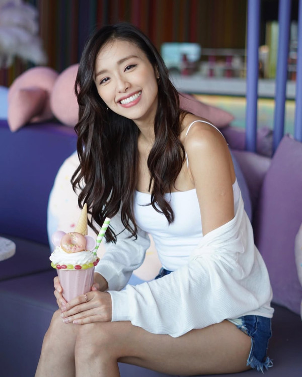 前TVB人妻曬日光浴泳衣移位險走光 低胸騷逆天長腿兩孩之母狀態驚人