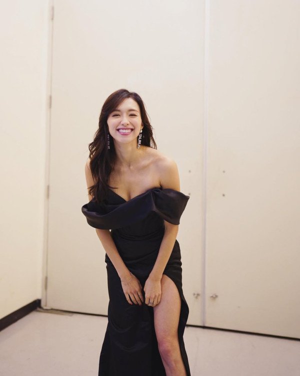 前TVB人妻曬日光浴泳衣移位險走光 低胸騷逆天長腿兩孩之母狀態驚人