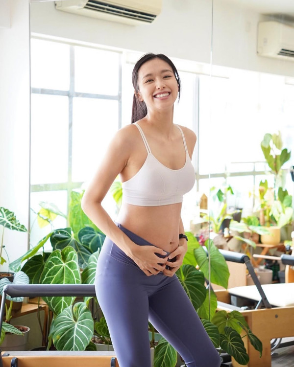 前TVB人妻曬日光浴泳衣移位險走光 低胸騷逆天長腿兩孩之母狀態驚人