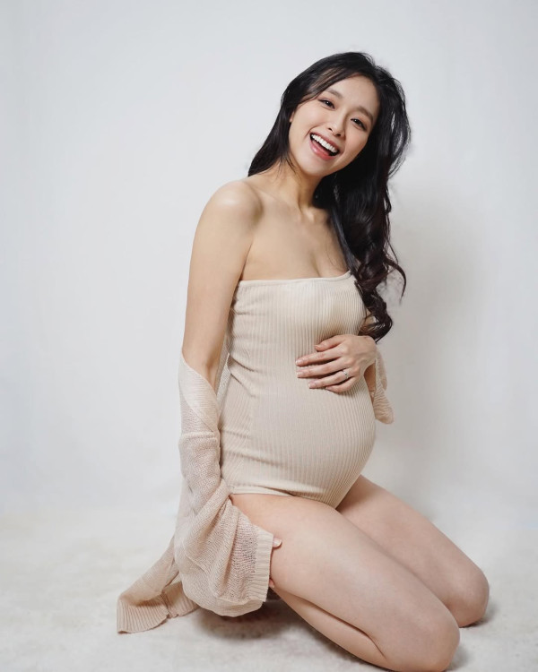 前TVB人妻曬日光浴泳衣移位險走光 低胸騷逆天長腿兩孩之母狀態驚人