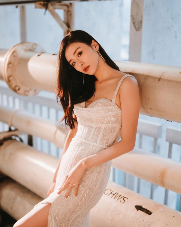 前TVB人妻曬日光浴泳衣移位險走光 低胸騷逆天長腿兩孩之母狀態驚人