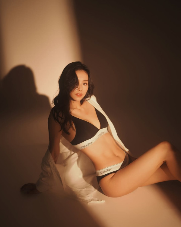 前TVB人妻曬日光浴泳衣移位險走光 低胸騷逆天長腿兩孩之母狀態驚人