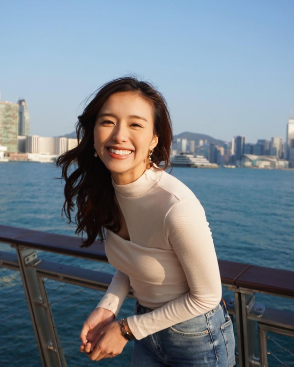 前TVB人妻曬日光浴泳衣移位險走光 低胸騷逆天長腿兩孩之母狀態驚人