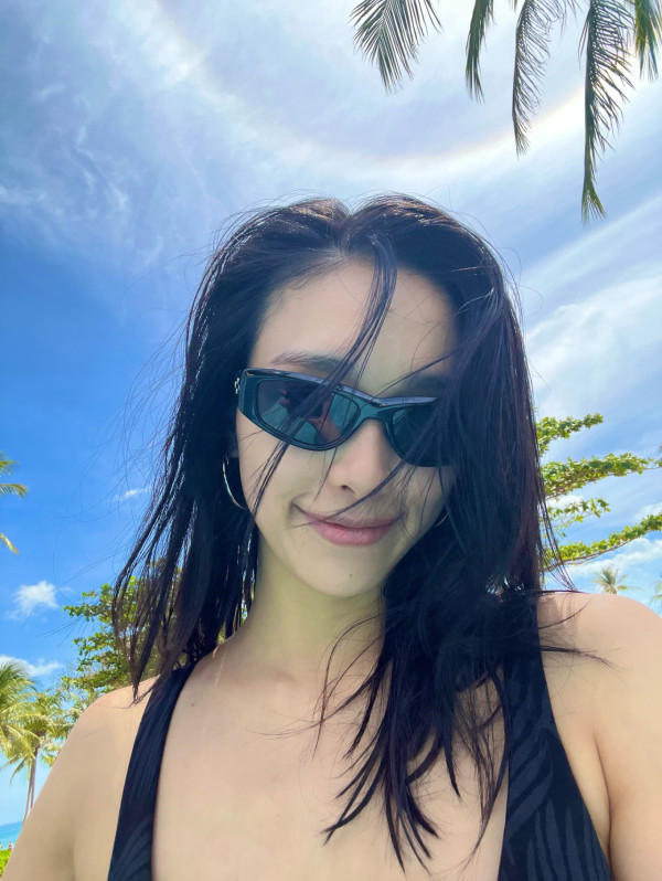 前TVB人妻曬日光浴泳衣移位險走光 低胸騷逆天長腿兩孩之母狀態驚人