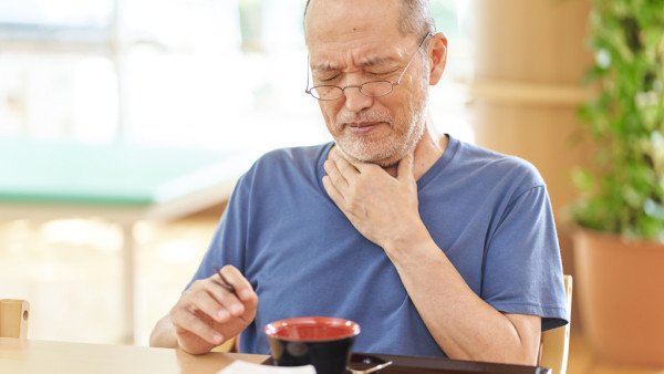 腫瘤阻塞腸道致胃酸倒流和頻繁打嗝(圖片來源︰iStock)