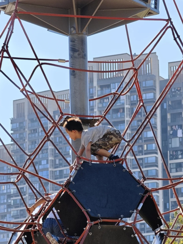 坪山兒童公園。圖片來源:小紅書@郝妈郝爸爱遛娃~ 坪山兒童公園。圖片來源:小紅書@郝妈郝爸爱遛娃~