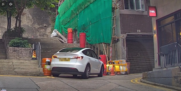 車cam直擊｜Tesla倒車竟變狂磨垃圾桶 司機要落車咁處理 網民熱議：個牌買番嚟架