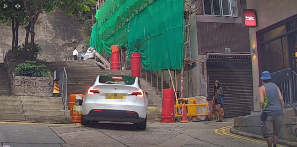 車cam直擊｜Tesla倒車竟變狂磨垃圾桶 司機要落車咁處理 網民熱議：個牌買番嚟架