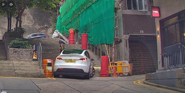 車cam直擊｜Tesla倒車竟變狂磨垃圾桶 司機要落車咁處理 網民熱議：個牌買番嚟架