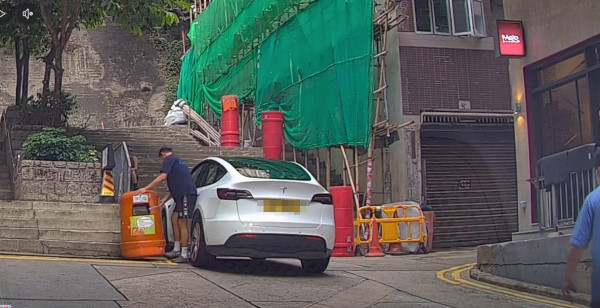 車cam直擊｜Tesla倒車竟變狂磨垃圾桶 司機要落車咁處理 網民熱議：個牌買番嚟架