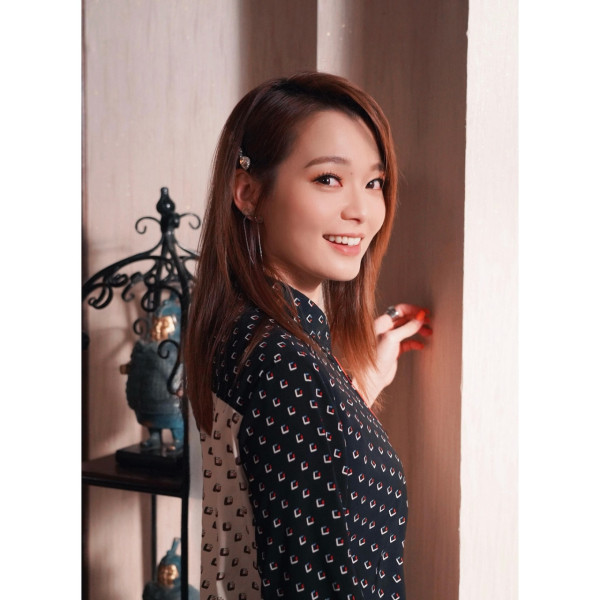 43歲女藝人驚爆遇交通意外頸椎移位 獨自入院後需戴頸箍開工惹擔憂